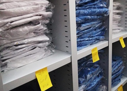 Металлические стеллажи с ячейками для хранения одежды