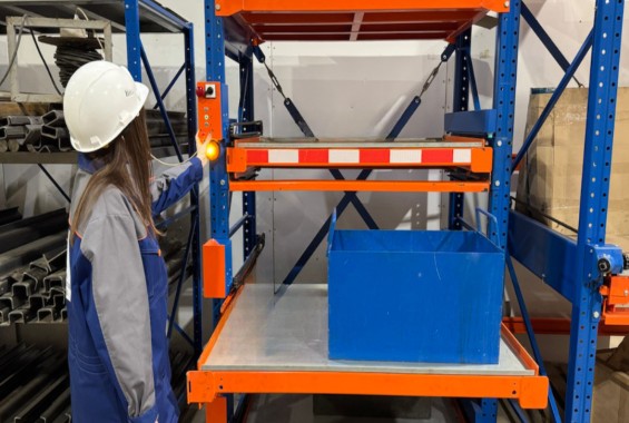 Стеллаж с выдвижными полками с электроприводом и ящиками