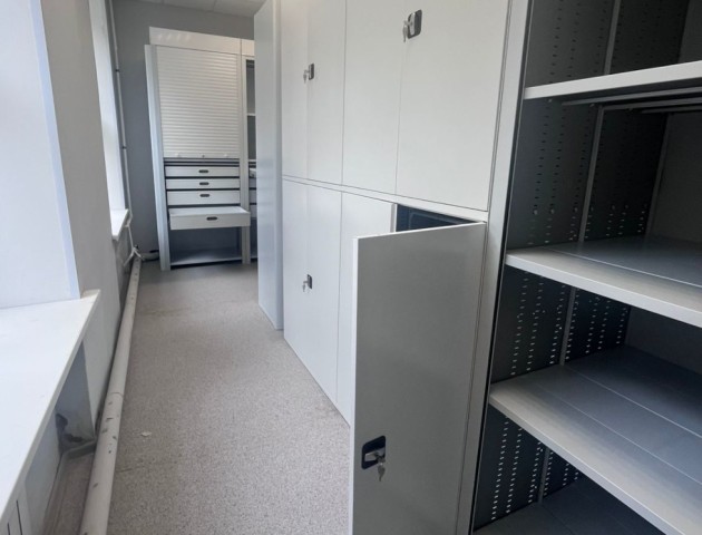 Стеллажи с дверями для склада