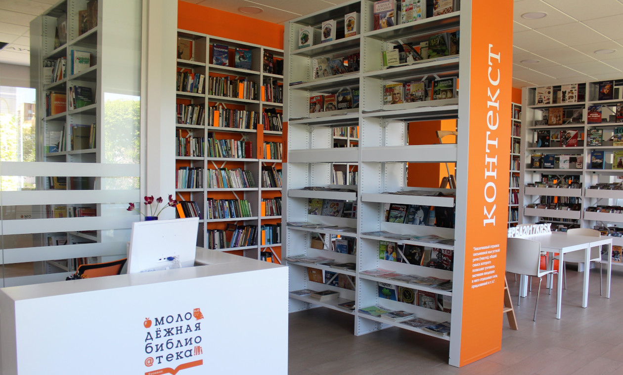 Металлические стеллажи с брендированными панелями